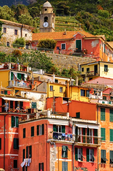 Vernazza, İtalya - 5 Mayıs 2016: Vernazza Mimarisi (Vulnetia), La Spezia eyaletinde küçük bir kasaba, Liguria, İtalya. Unesco Dünya Mirası Listesi'ndeki Cinque Terre topraklarından biri.