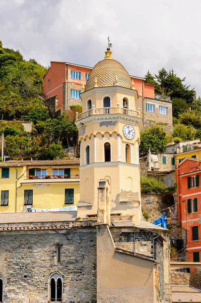 Vernazza, İtalya - 5 Mayıs 2016: La Spezia, Liguria, İtalya'da küçük bir kasaba olan Vernazza'nın (Vulnetia) güzel manzarası. Cinque Terre, Unesco Dünya Mirası Listesi'ndeki topraklardan biri.