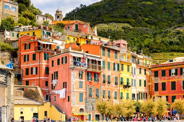 Vernazza, İtalya - 5 Mayıs 2016: La Spezia, Liguria, İtalya'da küçük bir kasaba olan Vernazza'nın (Vulnetia) güzel manzarası. Cinque Terre, Unesco Dünya Mirası Listesi'ndeki topraklardan biri.