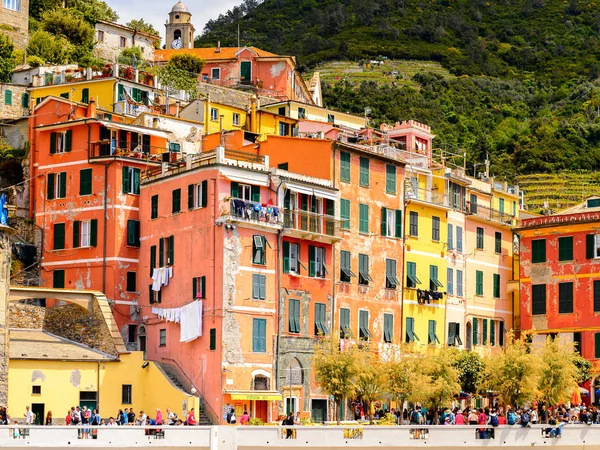 Vernazza, İtalya - 5 Mayıs 2016: La Spezia, Liguria, İtalya'da küçük bir kasaba olan Vernazza'nın (Vulnetia) güzel manzarası. Cinque Terre, Unesco Dünya Mirası Listesi'ndeki topraklardan biri.