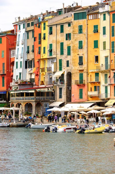 ポルト ヴェネレ イタリア 2016年5月5日 イタリア ポルト ヴェネレのフェリー桟橋 ポルト ヴェネレとチンクエ テッレの村はユネスコの世界遺産に登録されています ストック画像