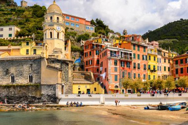Vernazza, İtalya - 5 Mayıs 2016: La Spezia, Liguria, İtalya'da küçük bir kasaba olan Vernazza'nın (Vulnetia) güzel manzarası. Cinque Terre, Unesco Dünya Mirası Listesi'ndeki topraklardan biri.