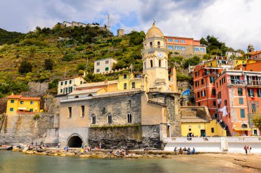 Vernazza, İtalya - 5 Mayıs 2016: La Spezia, Liguria, İtalya'da küçük bir kasaba olan Vernazza'nın (Vulnetia) güzel manzarası. Cinque Terre, Unesco Dünya Mirası Listesi'ndeki topraklardan biri.