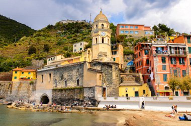 Vernazza, İtalya - 5 Mayıs 2016: La Spezia, Liguria, İtalya'da küçük bir kasaba olan Vernazza'nın (Vulnetia) güzel manzarası. Cinque Terre, Unesco Dünya Mirası Listesi'ndeki topraklardan biri.