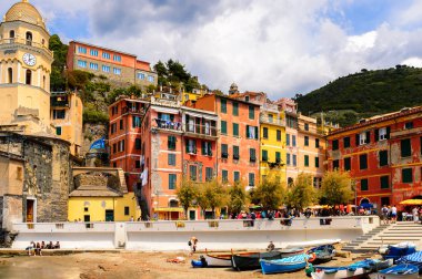 Vernazza, İtalya - 5 Mayıs 2016: La Spezia, Liguria, İtalya'da küçük bir kasaba olan Vernazza'nın (Vulnetia) güzel manzarası. Cinque Terre, Unesco Dünya Mirası Listesi'ndeki topraklardan biri.