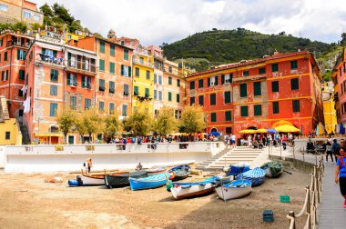 Vernazza, İtalya - 5 Mayıs 2016: La Spezia, Liguria, İtalya'da küçük bir kasaba olan Vernazza'nın (Vulnetia) güzel manzarası. Cinque Terre, Unesco Dünya Mirası Listesi'ndeki topraklardan biri.