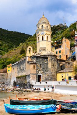Vernazza, İtalya - 5 Mayıs 2016: Santa Margherita d'Antiochia(Vulnetia), İtalya. Cinque Terre, Unesco Dünya Mirası Listesi'ndeki topraklardan biri.