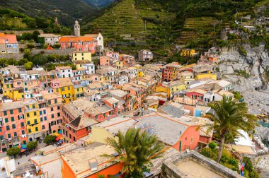 Vernazza, İtalya - 5 Mayıs 2016: La Spezia, Liguria, İtalya eyaletinin küçük bir kasabası olan Vernazza'nın (Vulnetia) havadan görünümü. Cinque Terre, Unesco Dünya Mirası Listesi'ndeki topraklardan biri.