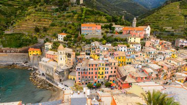 Vernazza, İtalya - 5 Mayıs 2016: La Spezia, Liguria, İtalya eyaletinin küçük bir kasabası olan Vernazza'nın (Vulnetia) havadan görünümü. Cinque Terre, Unesco Dünya Mirası Listesi'ndeki topraklardan biri.
