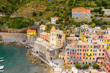 Vernazza, İtalya - 5 Mayıs 2016: La Spezia, Liguria, İtalya eyaletinin küçük bir kasabası olan Vernazza'nın (Vulnetia) havadan görünümü. Cinque Terre, Unesco Dünya Mirası Listesi'ndeki topraklardan biri.