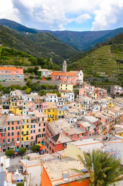 Vernazza, İtalya - 5 Mayıs 2016: La Spezia, Liguria, İtalya eyaletinin küçük bir kasabası olan Vernazza'nın (Vulnetia) havadan görünümü. Cinque Terre, Unesco Dünya Mirası Listesi'ndeki topraklardan biri.