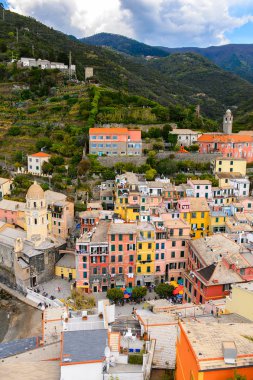 Vernazza, İtalya - 5 Mayıs 2016: La Spezia, Liguria, İtalya eyaletinin küçük bir kasabası olan Vernazza'nın (Vulnetia) havadan görünümü. Cinque Terre, Unesco Dünya Mirası Listesi'ndeki topraklardan biri.