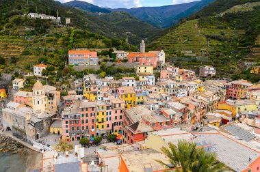 Vernazza, İtalya - 5 Mayıs 2016: La Spezia, Liguria, İtalya eyaletinin küçük bir kasabası olan Vernazza'nın (Vulnetia) havadan görünümü. Cinque Terre, Unesco Dünya Mirası Listesi'ndeki topraklardan biri.