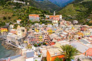 Vernazza, İtalya - 5 Mayıs 2016: La Spezia, Liguria, İtalya eyaletinin küçük bir kasabası olan Vernazza'nın (Vulnetia) havadan görünümü. Cinque Terre, Unesco Dünya Mirası Listesi'ndeki topraklardan biri.