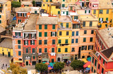 Vernazza, İtalya - 5 Mayıs 2016: İtalya'nın Liguria eyaletinin La Spezia eyaletinde küçük bir kasaba olan Vernazza'nın (Vulnetia) aerieal görünümü. Unesco Dünya Mirası Listesi'ndeki Cinque Terre topraklarından biri.