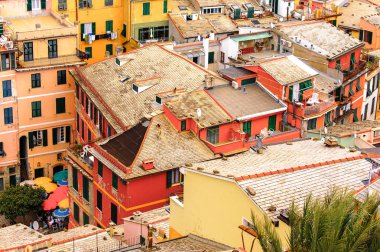 Vernazza, İtalya - 5 Mayıs 2016: İtalya'nın Liguria eyaletinin La Spezia eyaletinde küçük bir kasaba olan Vernazza'nın (Vulnetia) aerieal görünümü. Unesco Dünya Mirası Listesi'ndeki Cinque Terre topraklarından biri.