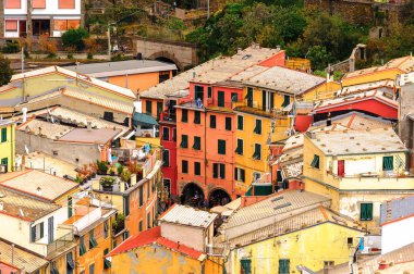 Vernazza, İtalya - 5 Mayıs 2016: İtalya'nın Liguria eyaletinin La Spezia eyaletinde küçük bir kasaba olan Vernazza'nın (Vulnetia) aerieal görünümü. Unesco Dünya Mirası Listesi'ndeki Cinque Terre topraklarından biri.