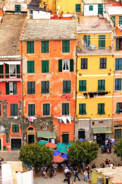 Vernazza, İtalya - 5 Mayıs 2016: İtalya'nın Liguria eyaletinin La Spezia eyaletinde küçük bir kasaba olan Vernazza'nın (Vulnetia) aerieal görünümü. Unesco Dünya Mirası Listesi'ndeki Cinque Terre topraklarından biri.