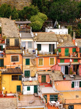 Vernazza, İtalya - 5 Mayıs 2016: İtalya'nın Liguria eyaletinin La Spezia eyaletinde küçük bir kasaba olan Vernazza'nın (Vulnetia) aerieal görünümü. Unesco Dünya Mirası Listesi'ndeki Cinque Terre topraklarından biri.