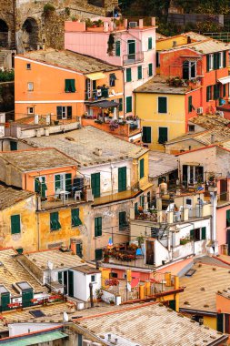 Vernazza, İtalya - 5 Mayıs 2016: İtalya'nın Liguria eyaletinin La Spezia eyaletinde küçük bir kasaba olan Vernazza'nın (Vulnetia) aerieal görünümü. Unesco Dünya Mirası Listesi'ndeki Cinque Terre topraklarından biri.