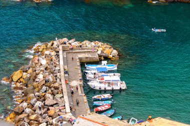 Vernazza, İtalya - 5 Mayıs 2016: La Spezia, Liguria, İtalya'da küçük bir kasaba olan Vernazza limanının tekneleri (Vulnetia). Unesco Dünya Mirası Listesi'ndeki Cinque Terre topraklarından biri.