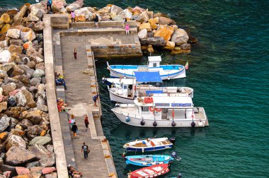 Vernazza, İtalya - 5 Mayıs 2016: La Spezia, Liguria, İtalya'da küçük bir kasaba olan Vernazza limanının tekneleri (Vulnetia). Unesco Dünya Mirası Listesi'ndeki Cinque Terre topraklarından biri.