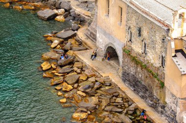Vernazza, İtalya - 5 Mayıs 2016: Vernazza (Vulnetia), İtalya'nın Liguria eyaletinin La Spezia eyaletinde yer alan küçük bir kasaba. Unesco Dünya Mirası Listesi'ndeki Cinque Terre topraklarından biri.