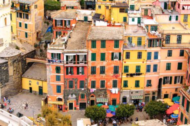Vernazza, İtalya - 5 Mayıs 2016: İtalya'nın Liguria eyaletinin La Spezia eyaletinde küçük bir kasaba olan Vernazza'nın (Vulnetia) beatiful görünümü. Unesco Dünya Mirası Listesi'ndeki Cinque Terre topraklarından biri.