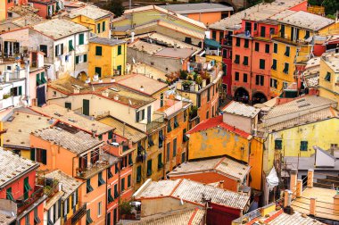 Vernazza, İtalya - 5 Mayıs 2016: İtalya'nın Liguria eyaletinin La Spezia eyaletinde küçük bir kasaba olan Vernazza'nın (Vulnetia) beatiful görünümü. Unesco Dünya Mirası Listesi'ndeki Cinque Terre topraklarından biri.