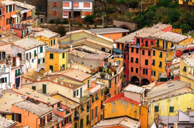 Vernazza, İtalya - 5 Mayıs 2016: İtalya'nın Liguria eyaletinin La Spezia eyaletinde küçük bir kasaba olan Vernazza'nın (Vulnetia) beatiful görünümü. Unesco Dünya Mirası Listesi'ndeki Cinque Terre topraklarından biri.