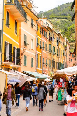Vernazza, İtalya - 5 Mayıs 2016: La Spezia, Liguria, İtalya'da küçük bir kasaba olan Vernazza'nın (Vulnetia) renkli mimarisi. Cinque Terre, Unesco Dünya Mirası Listesi'ndeki topraklardan biri.