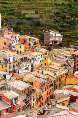 Vernazza, İtalya - 5 Mayıs 2016: İtalya'nın Liguria eyaletinin La Spezia eyaletinde küçük bir kasaba olan Vernazza'nın (Vulnetia) beatiful görünümü. Unesco Dünya Mirası Listesi'ndeki Cinque Terre topraklarından biri.