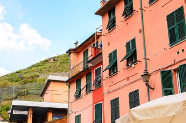 Vernazza, İtalya - 5 Mayıs 2016: La Spezia, Liguria, İtalya'da küçük bir kasaba olan Vernazza'nın (Vulnetia) renkli mimarisi. Cinque Terre, Unesco Dünya Mirası Listesi'ndeki topraklardan biri.