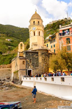 Vernazza, İtalya - 5 Mayıs 2016: La Spezia, Liguria, İtalya'da küçük bir kasaba olan Vernazza'nın (Vulnetia) renkli mimarisi. Cinque Terre, Unesco Dünya Mirası Listesi'ndeki topraklardan biri.
