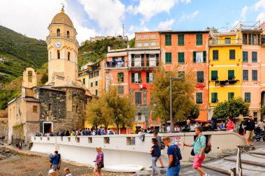 Vernazza, İtalya - 5 Mayıs 2016: Santa Margherita d'Antiochia(Vulnetia), İtalya. Cinque Terre, Unesco Dünya Mirası Listesi'ndeki topraklardan biri.