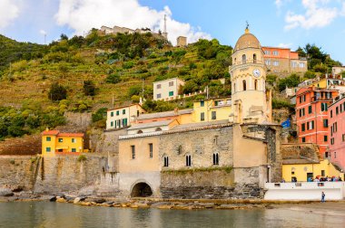 Vernazza, İtalya - 5 Mayıs 2016: Santa Margherita d'Antiochia(Vulnetia), İtalya. Cinque Terre, Unesco Dünya Mirası Listesi'ndeki topraklardan biri.