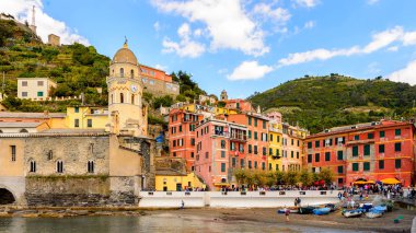Vernazza, İtalya - 5 Mayıs 2016: Vernazza (Vulnetia), İtalya'nın Liguria eyaletinin La Spezia eyaletinde yer alan küçük bir kasaba. Cinque Terre, Unesco Dünya Mirası Listesi'ndeki topraklardan biri.