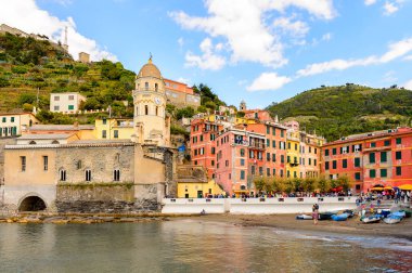 Vernazza, İtalya - 5 Mayıs 2016: Vernazza (Vulnetia), İtalya'nın Liguria eyaletinin La Spezia eyaletinde yer alan küçük bir kasaba. Cinque Terre, Unesco Dünya Mirası Listesi'ndeki topraklardan biri.