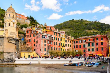 Vernazza, İtalya - 5 Mayıs 2016: Vernazza (Vulnetia), İtalya'nın Liguria eyaletinin La Spezia eyaletinde yer alan küçük bir kasaba. Cinque Terre, Unesco Dünya Mirası Listesi'ndeki topraklardan biri.