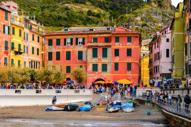 Vernazza, İtalya - 5 Mayıs 2016: Vernazza (Vulnetia), İtalya'nın Liguria eyaletinin La Spezia eyaletinde yer alan küçük bir kasaba. Cinque Terre, Unesco Dünya Mirası Listesi'ndeki topraklardan biri.