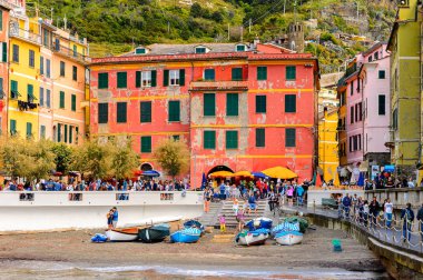 Vernazza, İtalya - 5 Mayıs 2016: Vernazza (Vulnetia), İtalya'nın Liguria eyaletinin La Spezia eyaletinde yer alan küçük bir kasaba. Cinque Terre, Unesco Dünya Mirası Listesi'ndeki topraklardan biri.