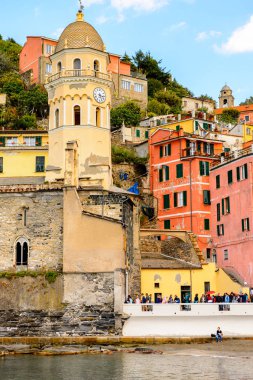 Vernazza, İtalya - 5 Mayıs 2016: Vernazza (Vulnetia), İtalya'nın Liguria eyaletinin La Spezia eyaletinde yer alan küçük bir kasaba. Cinque Terre, Unesco Dünya Mirası Listesi'ndeki topraklardan biri.