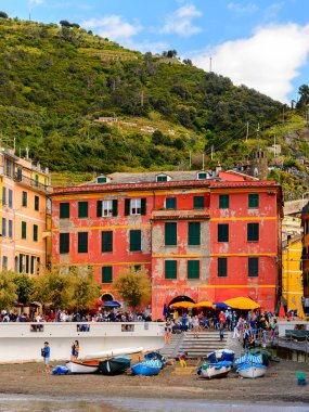 Vernazza, İtalya - 5 Mayıs 2016: Vernazza (Vulnetia), İtalya'nın Liguria eyaletinin La Spezia eyaletinde yer alan küçük bir kasaba. Cinque Terre, Unesco Dünya Mirası Listesi'ndeki topraklardan biri.