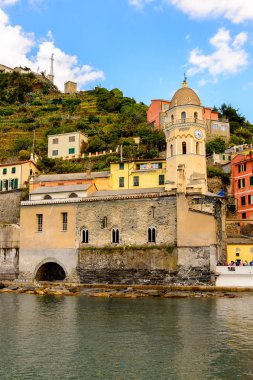 Vernazza, İtalya - 5 Mayıs 2016: Vernazza (Vulnetia), İtalya'nın Liguria eyaletinin La Spezia eyaletinde yer alan küçük bir kasaba. Cinque Terre, Unesco Dünya Mirası Listesi'ndeki topraklardan biri.
