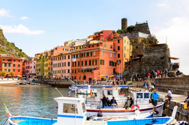 Vernazza, İtalya - 5 Mayıs 2016: Vernazza'nın güzel rivierası (Vulnetia), İtalya'nın Liguria eyaletinin La Spezia eyaletinde yer alan küçük bir kasaba. Cinque Terre, Unesco Dünya Mirası Listesi'ndeki topraklardan biri.