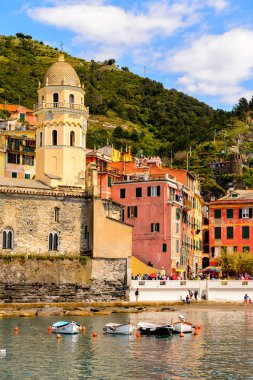 Vernazza, İtalya - 5 Mayıs 2016: Vernazza'nın güzel rivierası (Vulnetia), İtalya'nın Liguria eyaletinin La Spezia eyaletinde yer alan küçük bir kasaba. Cinque Terre, Unesco Dünya Mirası Listesi'ndeki topraklardan biri.