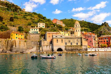 Vernazza, İtalya - 5 Mayıs 2016: Vernazza'nın güzel rivierası (Vulnetia), İtalya'nın Liguria eyaletinin La Spezia eyaletinde yer alan küçük bir kasaba. Cinque Terre, Unesco Dünya Mirası Listesi'ndeki topraklardan biri.