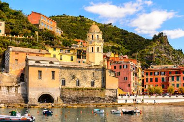 Vernazza, İtalya - 5 Mayıs 2016: Vernazza'nın güzel rivierası (Vulnetia), İtalya'nın Liguria eyaletinin La Spezia eyaletinde yer alan küçük bir kasaba. Cinque Terre, Unesco Dünya Mirası Listesi'ndeki topraklardan biri.