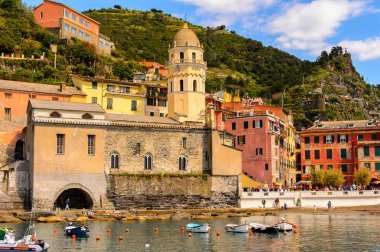 Vernazza, İtalya - 5 Mayıs 2016: Vernazza'nın güzel rivierası (Vulnetia), İtalya'nın Liguria eyaletinin La Spezia eyaletinde yer alan küçük bir kasaba. Cinque Terre, Unesco Dünya Mirası Listesi'ndeki topraklardan biri.