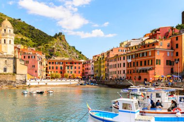 Vernazza, İtalya - 5 Mayıs 2016: Vernazza'nın güzel rivierası (Vulnetia), İtalya'nın Liguria eyaletinin La Spezia eyaletinde yer alan küçük bir kasaba. Cinque Terre, Unesco Dünya Mirası Listesi'ndeki topraklardan biri.